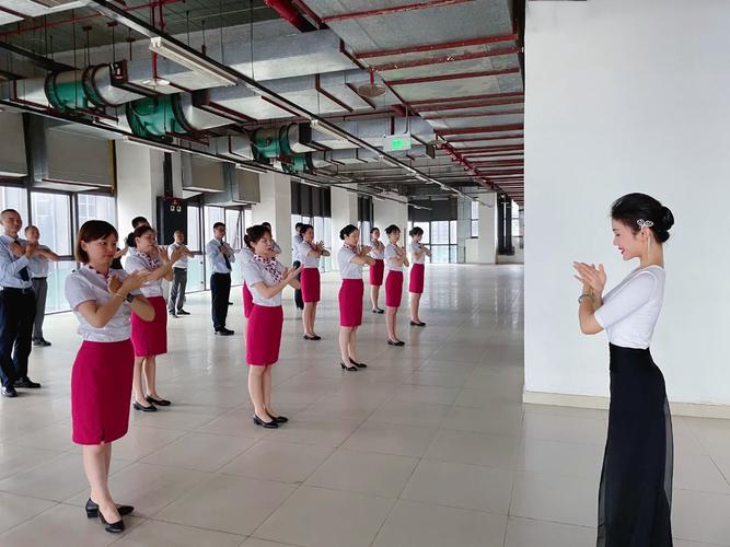 形體儀態(tài)專項課程 提升重慶諾富特物業(yè)員工氣質(zhì)與服務魅力
